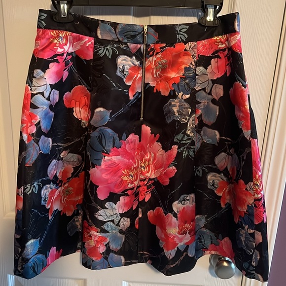 Antonio Melani floral pleated zip up skirt black pink red size 14 - Picture 3 of 5